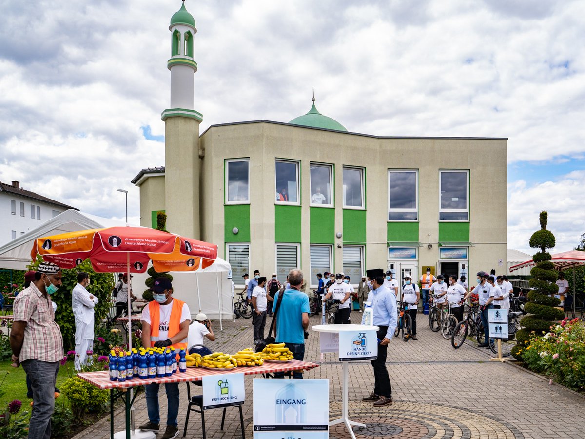 AhmadiyyaDE's tweet photo. Die Moscheen der Ahmadiyya Muslim Jamaat öffneten heute ihre Tore um im Rahmen der Aktion "Kilometer gegen Hass" ein Zeichen dafür zu setzten, dass Toleranz , Liebe und gesellschaftlicher Zusammenhalt die Werte sind, die eine schönere Zukunft für alle Menschen erschaffen können. https://t.co/5c8QEhU3SC