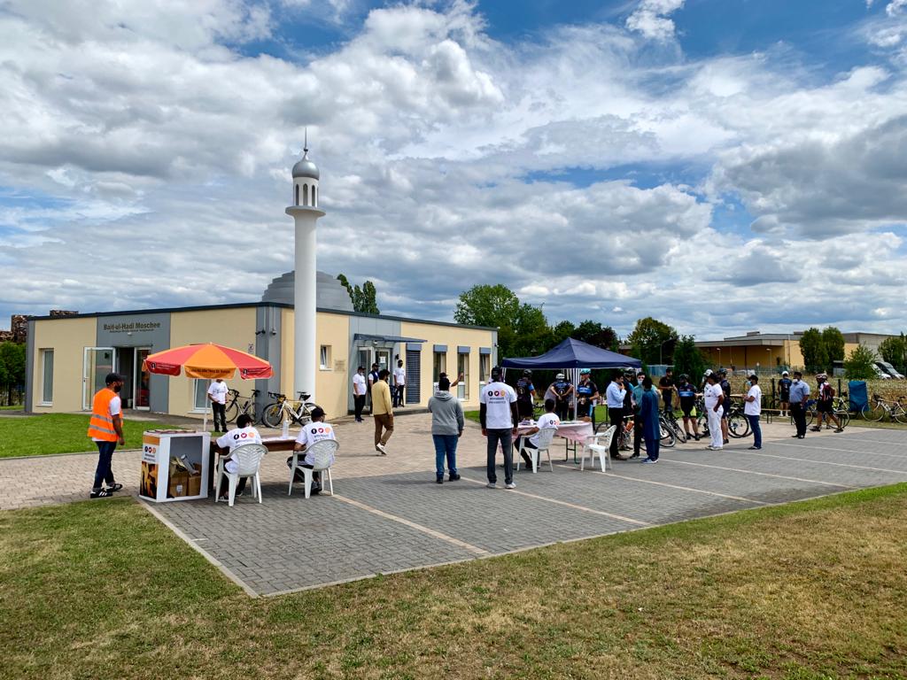 AhmadiyyaDE's tweet photo. Die Moscheen der Ahmadiyya Muslim Jamaat öffneten heute ihre Tore um im Rahmen der Aktion "Kilometer gegen Hass" ein Zeichen dafür zu setzten, dass Toleranz , Liebe und gesellschaftlicher Zusammenhalt die Werte sind, die eine schönere Zukunft für alle Menschen erschaffen können. https://t.co/5c8QEhU3SC