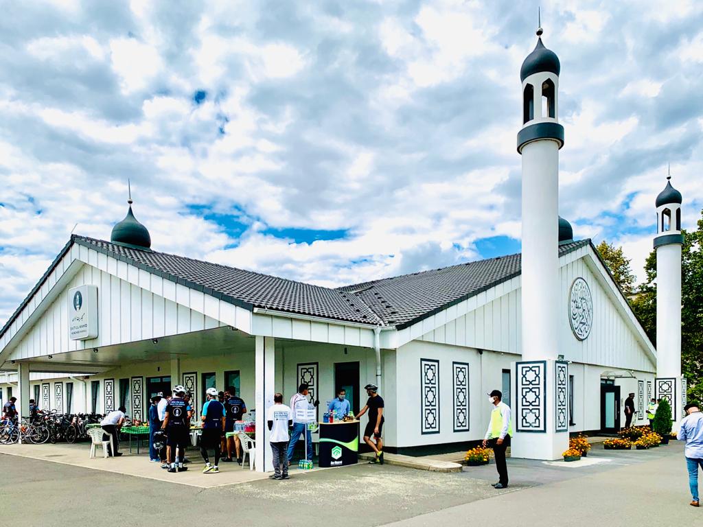 AhmadiyyaDE's tweet photo. Die Moscheen der Ahmadiyya Muslim Jamaat öffneten heute ihre Tore um im Rahmen der Aktion "Kilometer gegen Hass" ein Zeichen dafür zu setzten, dass Toleranz , Liebe und gesellschaftlicher Zusammenhalt die Werte sind, die eine schönere Zukunft für alle Menschen erschaffen können. https://t.co/5c8QEhU3SC