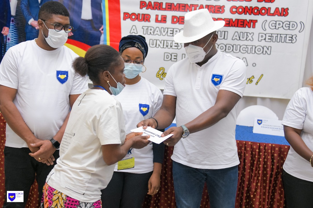 CpcdCd's tweet photo. Le @CpcdCd a remis des fonds de roulement aux petites unités de production de la #Lukunga qui ont été touchés par la #Covid19.@CpcdCd @GuyLoando_ @FondationWidal @NyenyeziSolange @LIBRALINFO1 @Bernardkayumba9 @ZoomEcologie @TopCongo https://t.co/noVo9twX4D