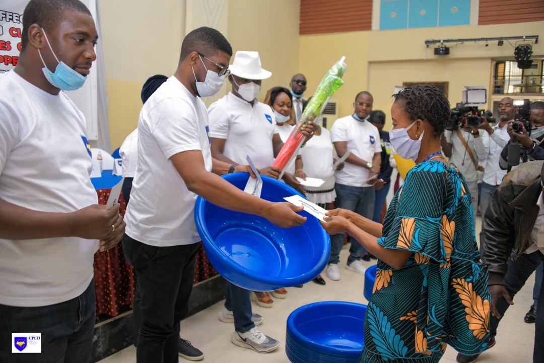CpcdCd's tweet photo. Le @CpcdCd a remis des fonds de roulement aux petites unités de production de la #Lukunga qui ont été touchés par la #Covid19.@CpcdCd @GuyLoando_ @FondationWidal @NyenyeziSolange @LIBRALINFO1 @Bernardkayumba9 @ZoomEcologie @TopCongo https://t.co/noVo9twX4D