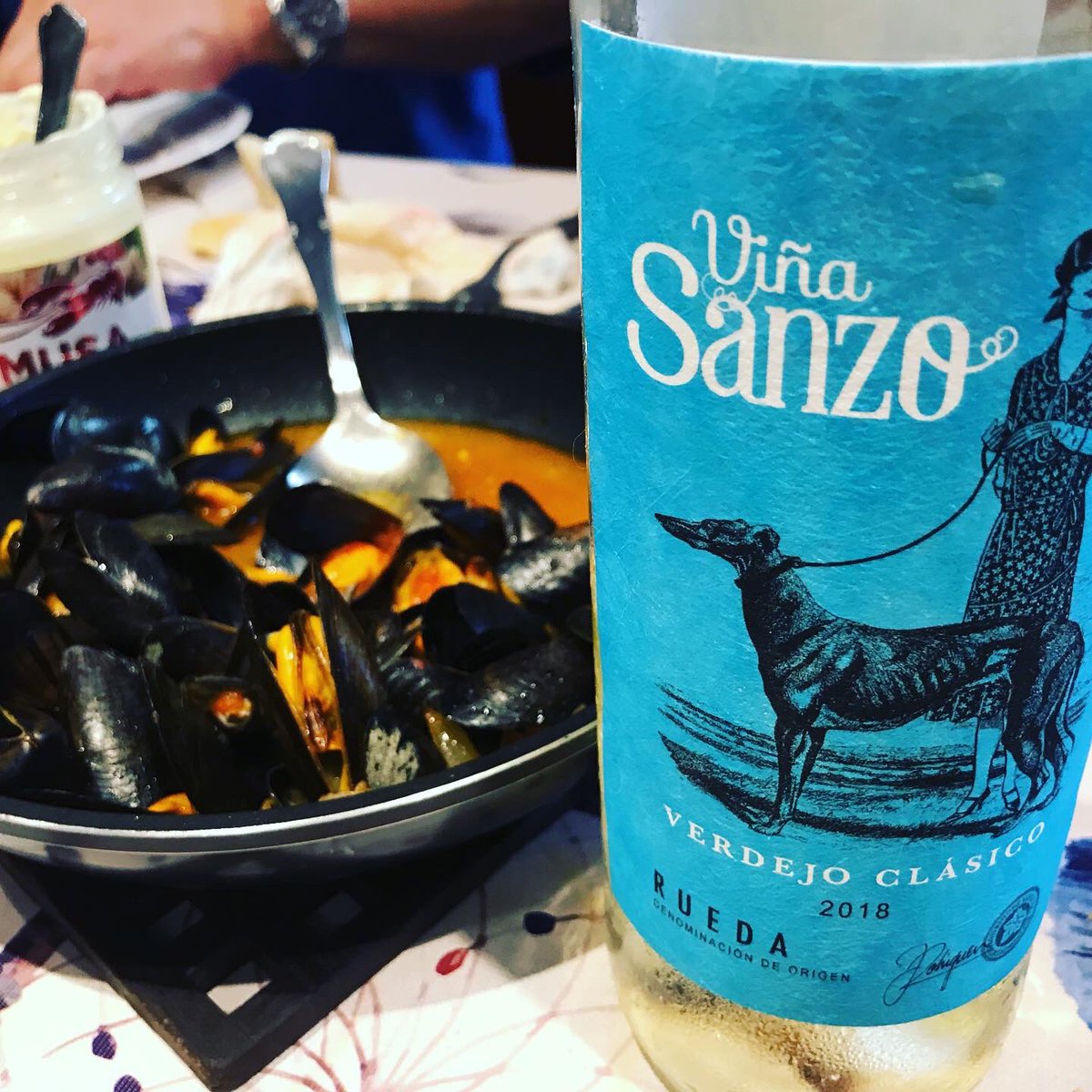 vinosconsolera's tweet photo. Rabas de sábado con #albariño María Sanzo en el Slow #Eibar y Viña Sanzo #Verdejo clásico de @RodriguezSanzo con mejillones https://t.co/CpsLgsHl9k
