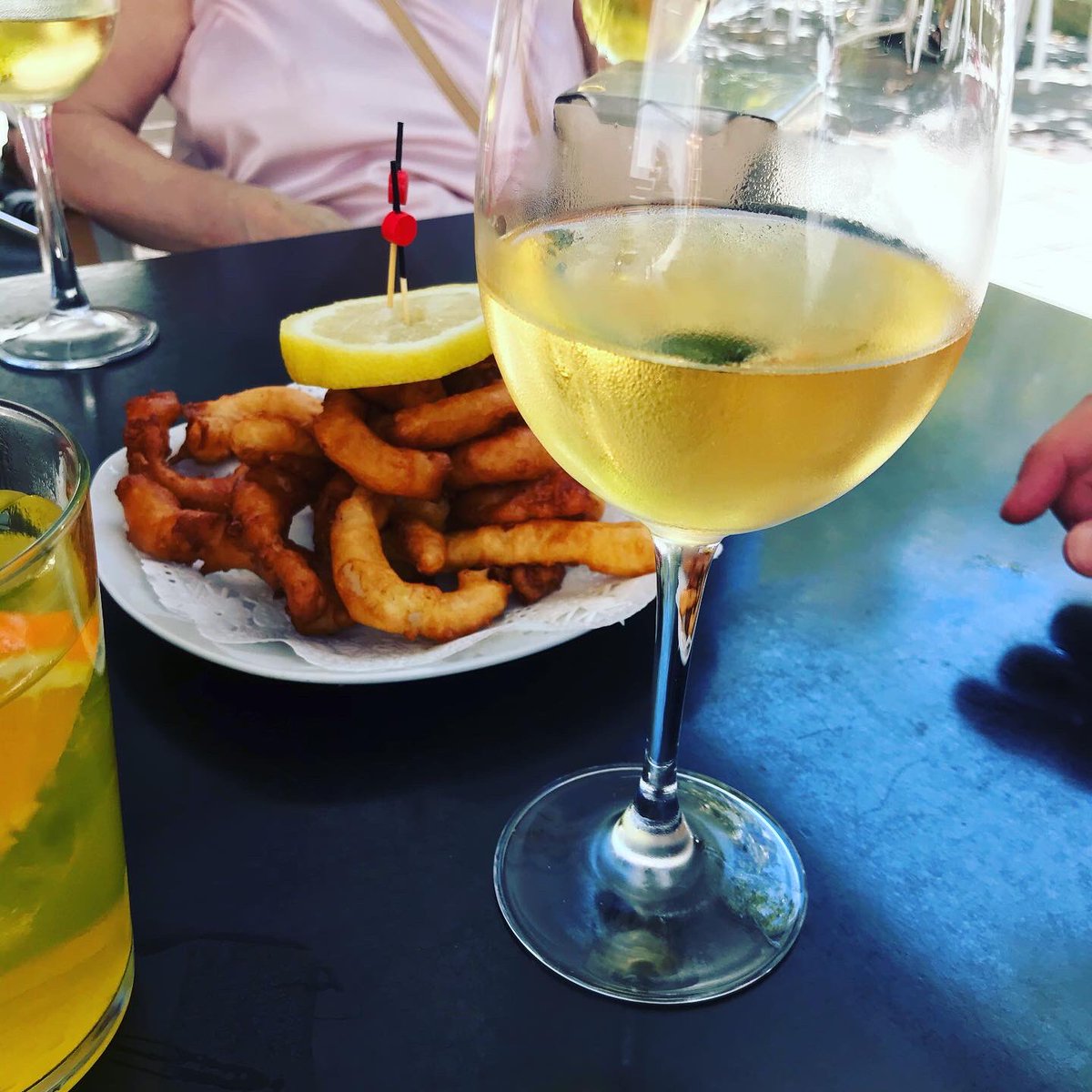 vinosconsolera's tweet photo. Rabas de sábado con #albariño María Sanzo en el Slow #Eibar y Viña Sanzo #Verdejo clásico de @RodriguezSanzo con mejillones https://t.co/CpsLgsHl9k