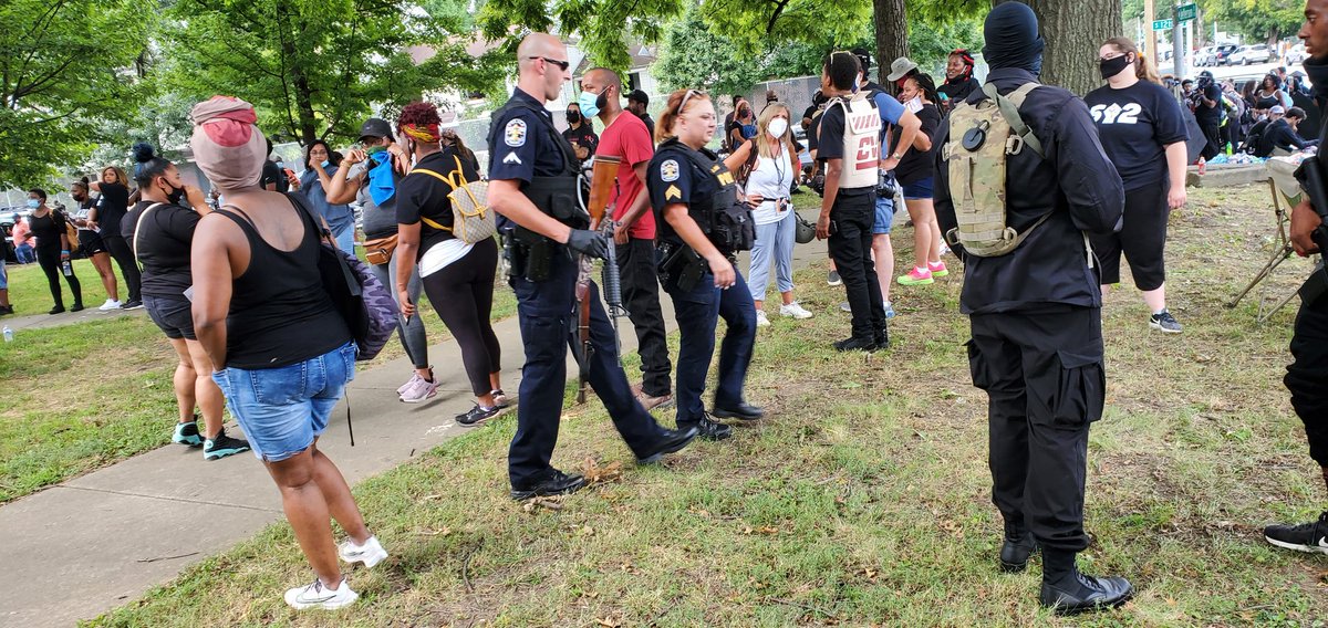 . @LMPD leaving with a rifle... unsure if this is the one that accidentally went off.  #NFAC  #BreonnaTaylor  #BlackLivesMatter    #Louisville