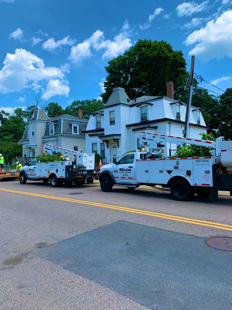 ONSHaitians's tweet photo. Out getting patties in the neighborhood & I caught the new street lights going up on Babson St, #improvements!
@BostonPWD‘s Street Lighting team working hard for #Mattapan💡
☀️🥐Happy Saturday and #LookToBoston https://t.co/sxRcY4hOaG