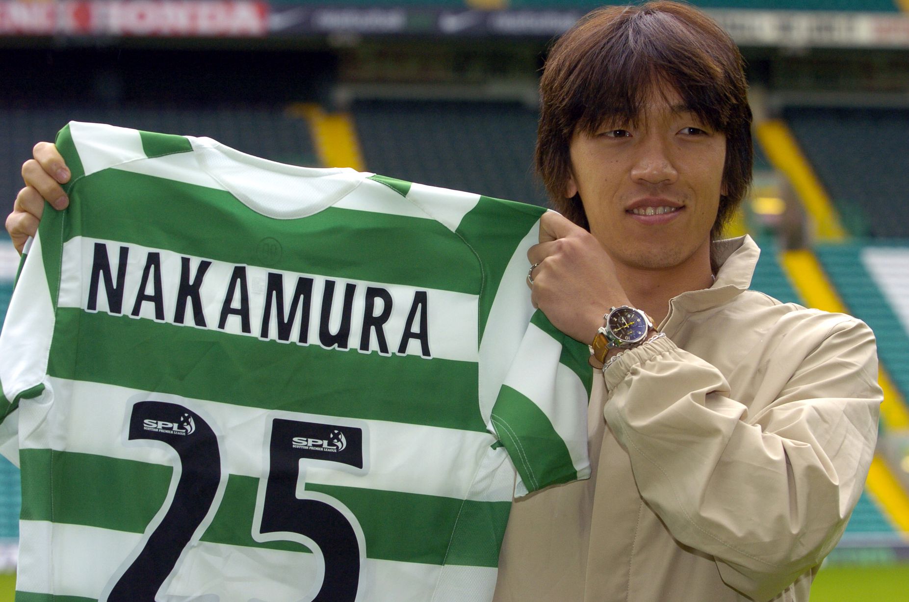 Japão日本FC on X: EM UM DIA COMO HOJE: Há exatos 15 anos, Shunsuke Nakamura  assinava com Celtic, da Escócia. O meia chegava ao clube escocês após  passagem pelo Reggina da Itália, sua