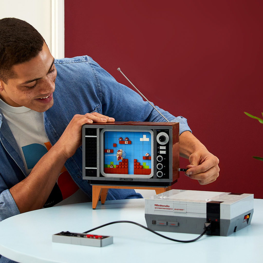 emulate_su's tweet photo. Lego Mario: Совершенно чумовой коллаб от конструкторов Lego и Nintendo. Вы не просто можете собрать теплый ламповый телевизор, консоль, картридж, но это все даже будет… работать! Придавая вращательные движения ручке ТВ можно скро��ить уровень. Набор… https://t.co/OD08e5Z05z https://t.co/1wJ7B7njqe