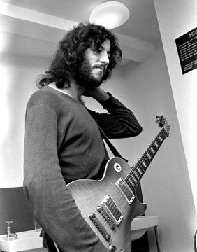 AcostaMzk's tweet photo. RIP Peter Green (73, guitarrista/voz y co-fundador de Fleetwood Mac 67-70)

🎸Compositor de "Black Magic Woman".
🎸Sucesor de Eric Clapton en John Mayall &amp; the Bluesbreakers y luego reemplazado por Mick Taylor.
#TheGreenGod https://t.co/89ACn80GLa