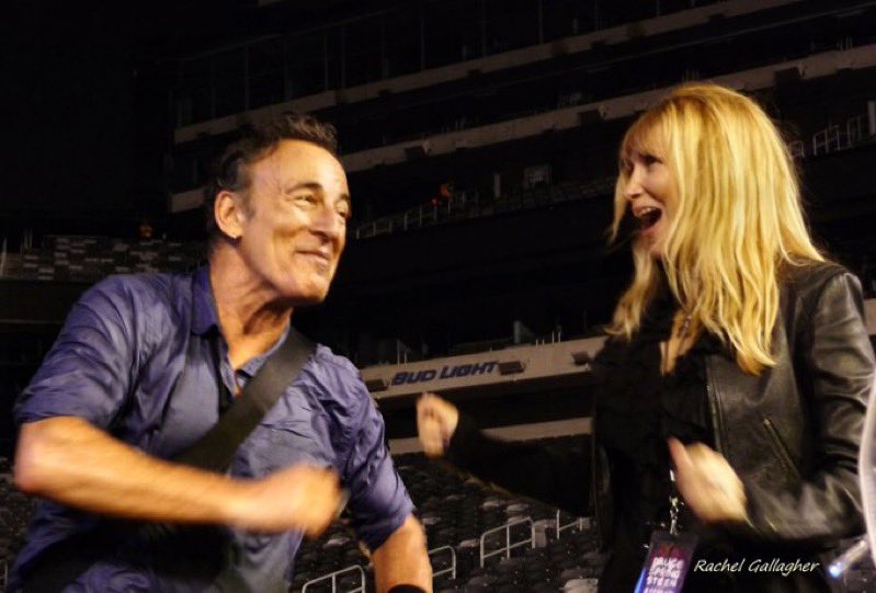 MVZaGoGo's tweet image. Twistin ‘ with Le Boss. Will we ever have fun at concerts again ?