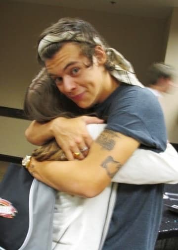 tsukkibri's tweet photo. Mi meta mas grande: Abrazar a Harry Styles y decirle que gracias por hacer que mi vida no se venga abajo https://t.co/8dN9IlKna2