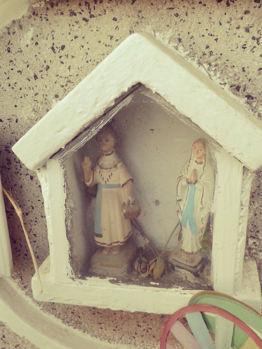 Decca_Chile's tweet image. NIÑO DIOS DE MALLOCO
Santidad de mi tierra, atribuido a varios milagros.

Hay un dicho muy famoso que dice "más cobrador que el Niño Dios de Malloco", en alusión a que, de una u otra manera, cobra toda manda que le ha sido prometida.

#CementerioParroquialDeMalloco