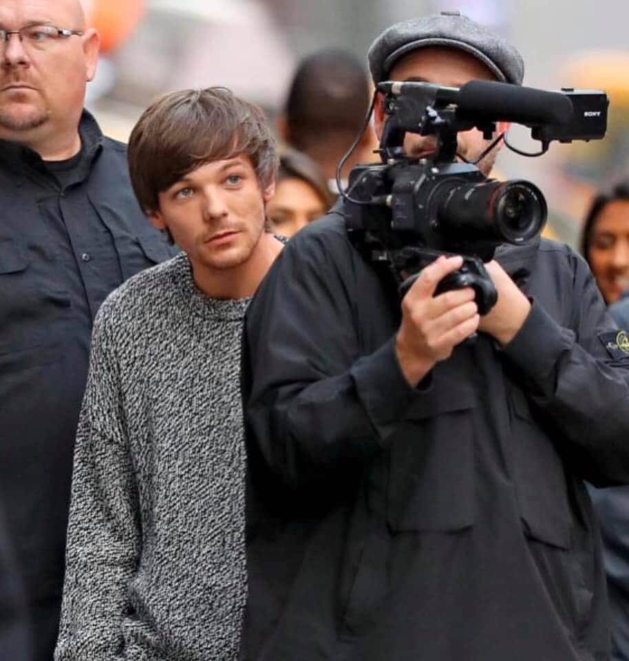 0nllyTheBrave's tweet photo. Tl dead? Here’s Louis when he first saw his billboard in Times Square https://t.co/vc6z6Z4RVG