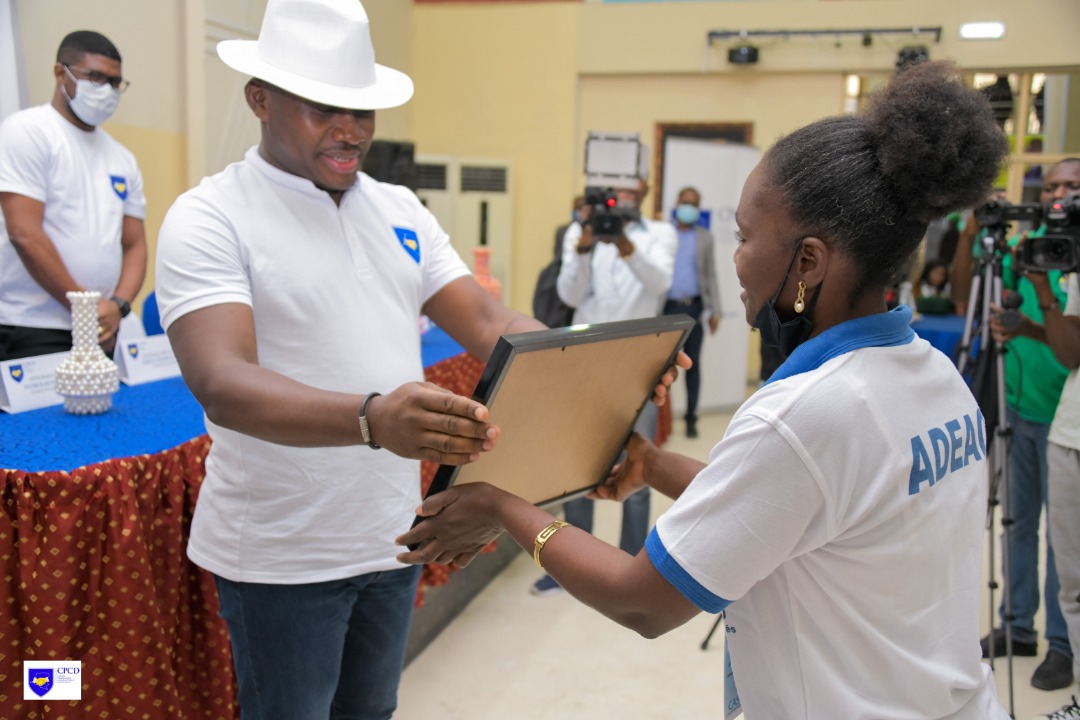 CpcdCd's tweet photo. L'Hon.@Guyloando a reçu un diplôme de mérite entre les mains de l'Hon. @NyenyeziSolange et @Bernardkayumba9  pour son dévouement et son appui à la réussite de cette activité. @GuyLoando_ @FondationWidal @NyenyeziSolange @Bernardkayumba9 @CpcdCd @TopCongo @LIBRALINFO1 https://t.co/RWbClePJjf
