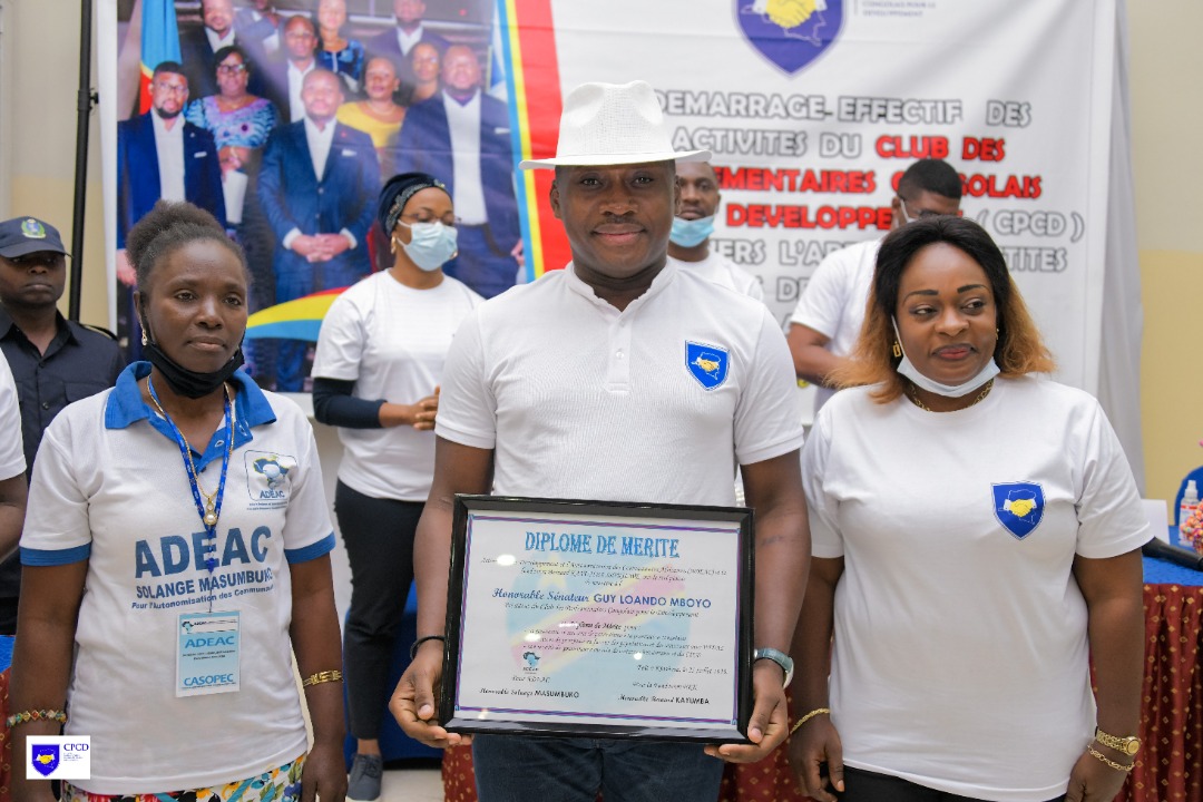 CpcdCd's tweet photo. L'Hon.@Guyloando a reçu un diplôme de mérite entre les mains de l'Hon. @NyenyeziSolange et @Bernardkayumba9  pour son dévouement et son appui à la réussite de cette activité. @GuyLoando_ @FondationWidal @NyenyeziSolange @Bernardkayumba9 @CpcdCd @TopCongo @LIBRALINFO1 https://t.co/RWbClePJjf