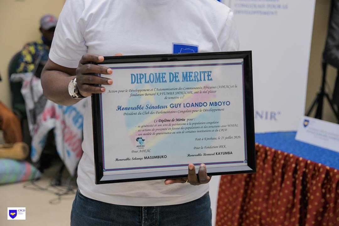 CpcdCd's tweet photo. L'Hon.@Guyloando a reçu un diplôme de mérite entre les mains de l'Hon. @NyenyeziSolange et @Bernardkayumba9  pour son dévouement et son appui à la réussite de cette activité. @GuyLoando_ @FondationWidal @NyenyeziSolange @Bernardkayumba9 @CpcdCd @TopCongo @LIBRALINFO1 https://t.co/RWbClePJjf