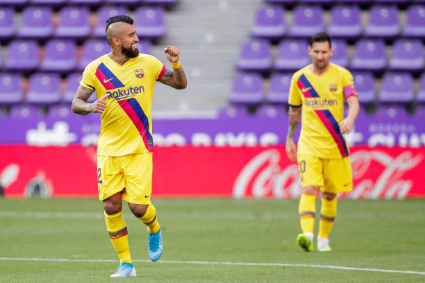 At this point, however, Barça seemed to have decided that Messi& #39;s lethargy needs some sort of counterbalance. The signing of Arturo Vidal was reportedly aimed at meeting this requirement. He was to be "Messi& #39;s legs".
