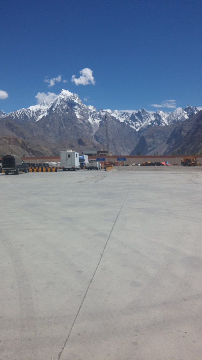 Nadiabaig4's tweet photo. My homeland "Gilgit Baltistan". People call it heaven on earth, with high literacy rate in the entire Pakistan.
Sadly, residents are living in stone ages with no internet. students climb these mountains to attend their online classes.
#Internet4GilgitBaltistan https://t.co/DFRYwJiFcn