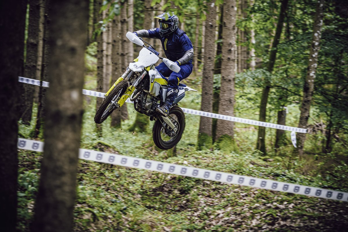 HusqvarnaMotoUS's tweet photo. Experience a ride like no other on the FX 450! #HusqvarnaMotorcycles #FX450 #FourStroke https://t.co/4YECOyW02S