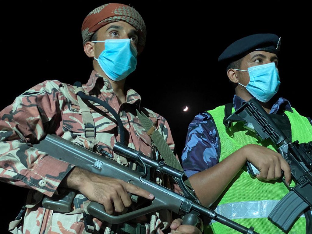 الوطن هو المكانُ الذي نذود عنه بأرواحنا ليلَ نهار، ولن نتوانى عن خدمته مهما كانت الظروف. 
#إلتزامكم_نجاح 
#شرطة_عمان_السلطانية