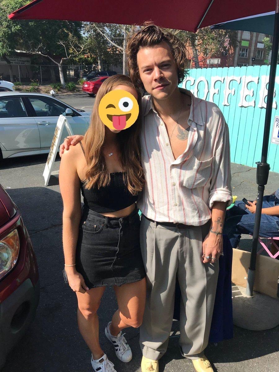 91schery's tweet photo. imaginate conocer a harry y tener una foto con él viéndose ASI de hermoso ya ganaste todo en la vida hermana https://t.co/aVVnnzMLa8