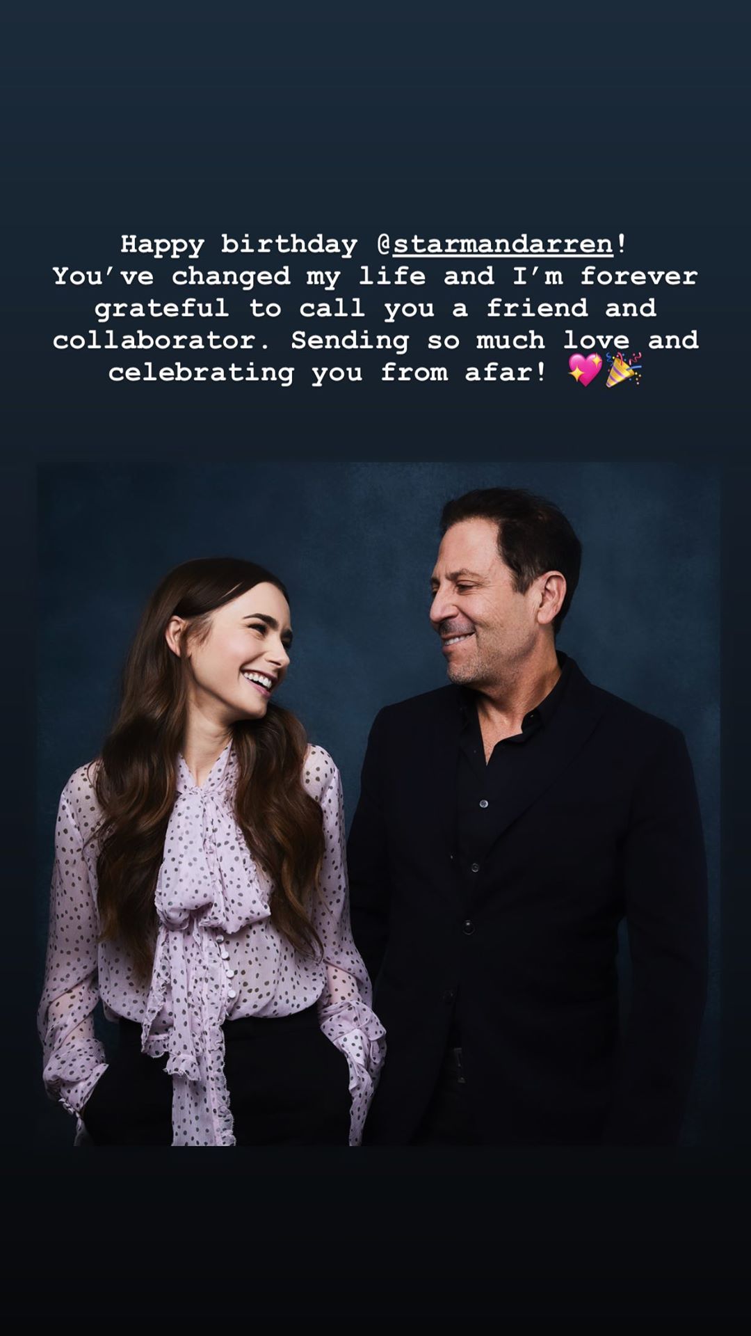  : Lily Collins vía Instagram Stories.

Happy birthday to Darren Star, producer of Emily in Paris .  