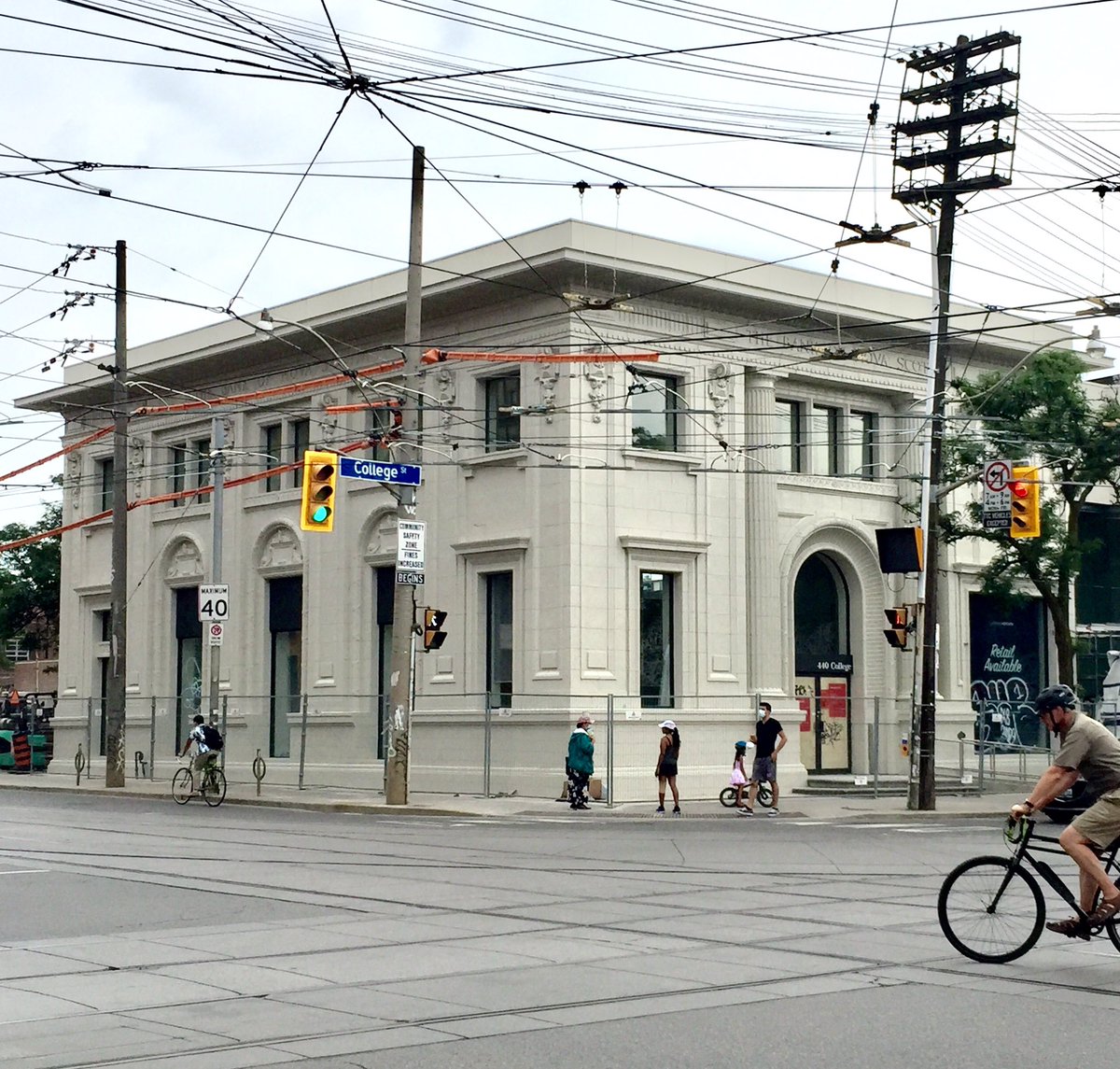 IdealLofts's tweet photo. The Scotiabank at College and Bathurst in 1919 at the end of the Spanish Flu. And the empty but freshly painted building today during #covid19. Can you spot the changes over time? Tenant wanted. #collegestto #bathurststto #torontorealestate https://t.co/1XSof0vNOl