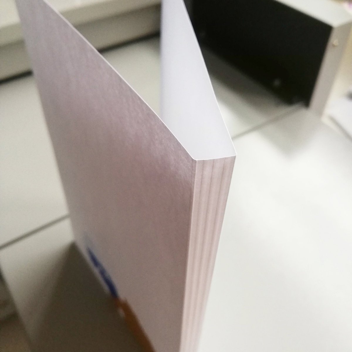 PrintOmnivoor's tweet photo. Rilkaft met meerdere rillen op de zijkant🌈✨
.
.
.
#rillen #crease #inspiration #inspiratie #grafisch #kaften #covers #omslag #boeken #inbinden https://t.co/IUO6ZRLJo5