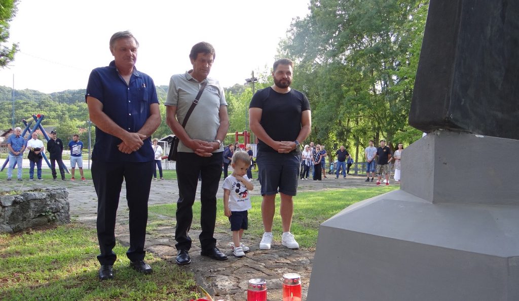 radiosamobor's tweet photo. Naklon u sjećanje na Željka, Srećka i Nenada - https://t.co/8HmEQjZxiz https://t.co/p78H0LUFIp
