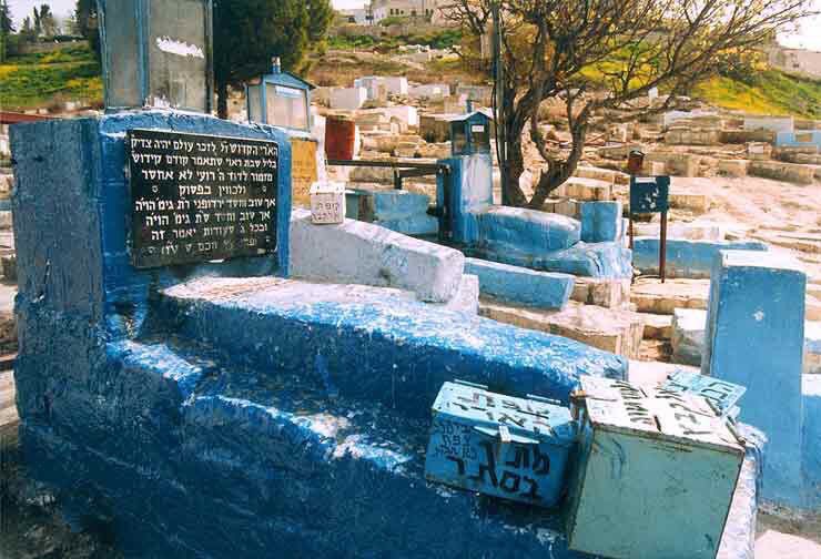 Yahrtzeits's tweet photo. 5 Av: R'Yitzchak Luria Ashkenazi, the Arizal (1534-72). The Ari HaKadosh revolutionized Kabbala study &amp; is regarded as one of the most important mekubalim in history. Author - Eitz Chaim, Sha'ar Hakavanos etc. https://t.co/71swp5Cp0q