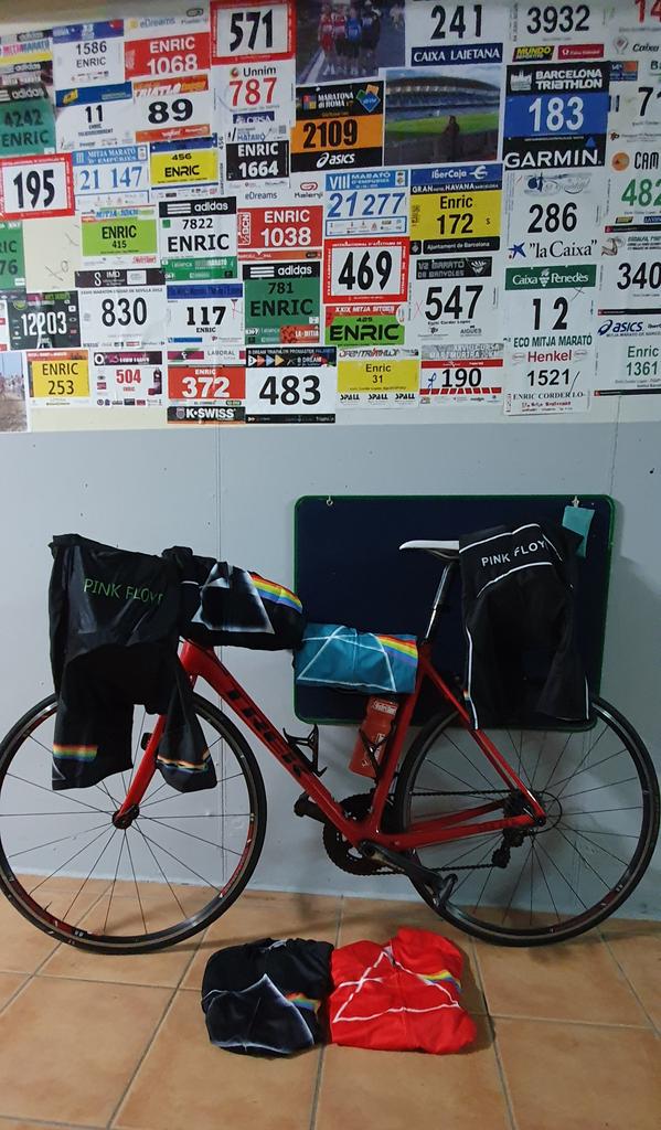 Preparant la roba de #Ciclisme per #Vacances...#PinkFloyd <a href="/pinkfloyd/">Pink Floyd</a> <a href="/PinkFloyd_Cat/">Pink Floyd Catalunya</a> #PinkFloydFans...#Catalunya