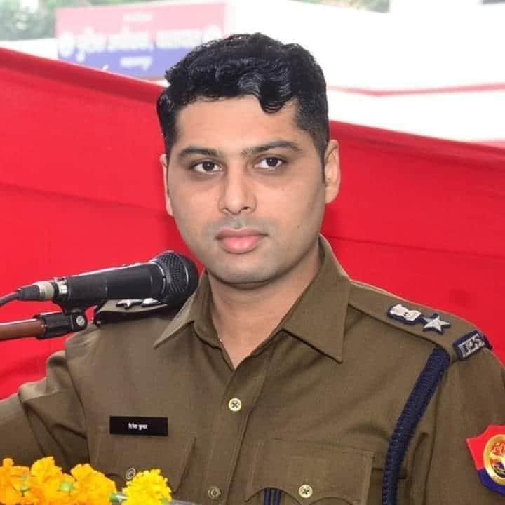 MurtazaGour's tweet photo. ट्रांसफर पोस्टिंग एक प्रक्रिया है और आपके वहॉ कानपुर में पहुचने से पहले ही पूरा सिस्टम निचे से ऊपर तक खराब हो चुका था एसएसपी दीनेश कुमार प्रभु अब झांसी के नए एसएसपी किसी और ने करा दिनेश कुमार ने भरा खैर कोई बात नही जनपद झांसी के लिए आपको शुभकामनाएं #IPSDineshKumar @jhansipolice https://t.co/0WIFx2uzlA