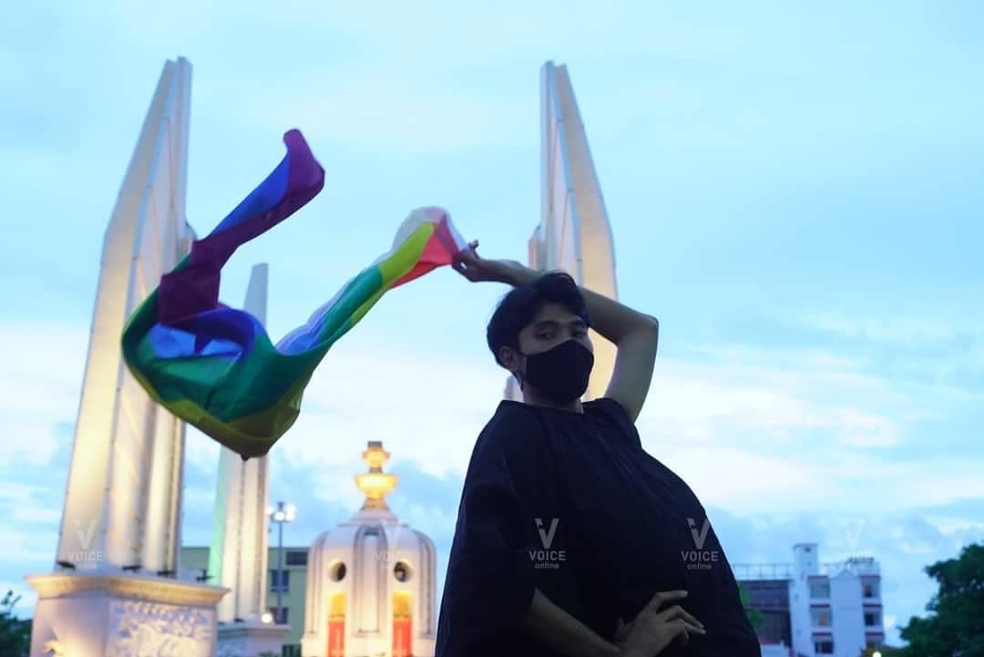 DeszeaTYT's tweet photo. รูปนี้คืออิมแพคมาก​ สวยมาก​ เราสามารถขับเคลื่อน​lgbtq​พร้อมกับประชาธิปไตยได้​ ถ้าการเมืองดีทุกคนก็จะมีชีวิตที่ดีขึ้นจริงๆ​
#ม็อบไม่มุ้งมิ้งแต่ตุ้งติ้งค่ะคุณรัฐบาล https://t.co/RjBCvl1xqi