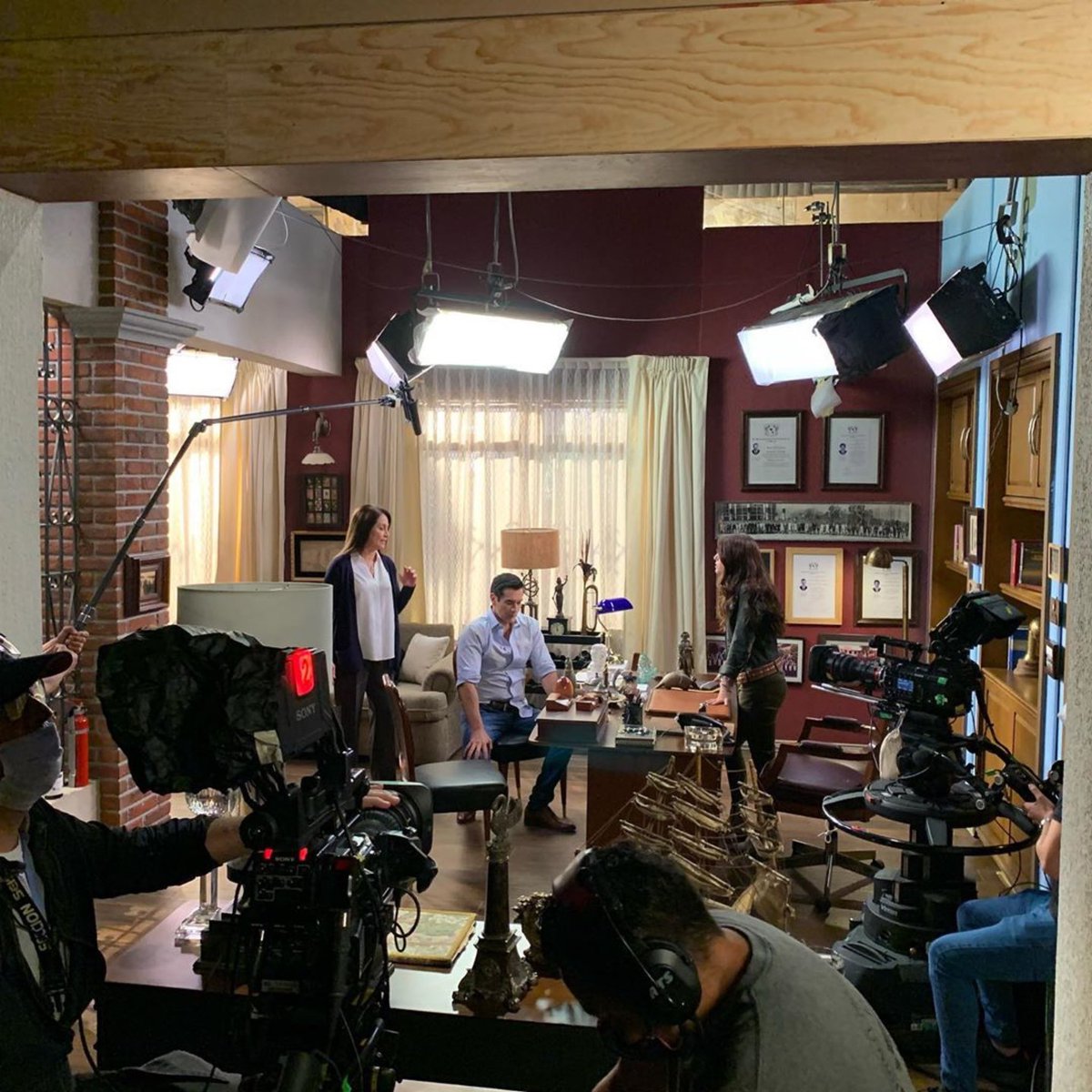 #Repost <a href="/vencereldesof/">VencerMx</a> 
・・・
¿Qué estará pasando en la casa de los #Falcón? 
.
.
.
<a href="/davidzepeda1/">David Zepeda</a> <a href="/DanielaRomoWeb/">DANIELA ROMO</a> <a href="/claudiaalvarezo/">Claudia Alvarez</a> #Televisa #Próximamente #ProducciónRosyOcampo