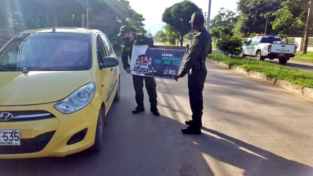 PoliciaUNIPEP's tweet photo. Dimos un mensaje a los taxistas 🚖 de San José del Guaviare sobre las líneas de atención 155 y 122 en caso de conocer o ser víctima de violencia basada en género #SomosUnoSomosTodos #EmaContigo https://t.co/khITfhpdiL