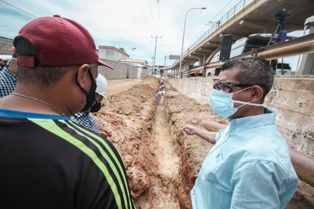En pleno combate por la vida ante la #COVID_19, #hoy en la Av. 100 Sabaneta, iniciamos los trabajos para restituir el servicio de gas en 26 sectores de la ciudad, que tienen más de 20 años sin disfrutar de este servicio público.

#25Julio
#Maracaibo
<a href="/NicolasMaduro/">Nicolás Maduro</a>
<a href="/NestorLReverol/">Néstor Reverol</a>
