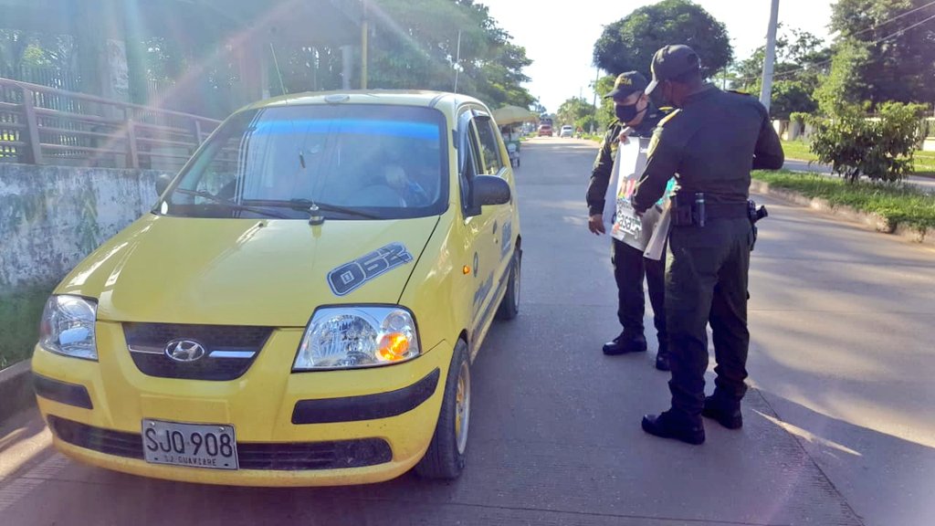 PoliciaUNIPEP's tweet photo. Dimos un mensaje a los taxistas 🚖 de San José del Guaviare sobre las líneas de atención 155 y 122 en caso de conocer o ser víctima de violencia basada en género #SomosUnoSomosTodos #EmaContigo https://t.co/khITfhpdiL