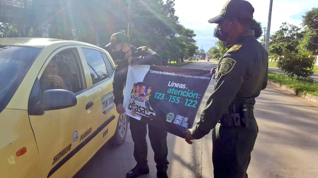 PoliciaUNIPEP's tweet photo. Dimos un mensaje a los taxistas 🚖 de San José del Guaviare sobre las líneas de atención 155 y 122 en caso de conocer o ser víctima de violencia basada en género #SomosUnoSomosTodos #EmaContigo https://t.co/khITfhpdiL