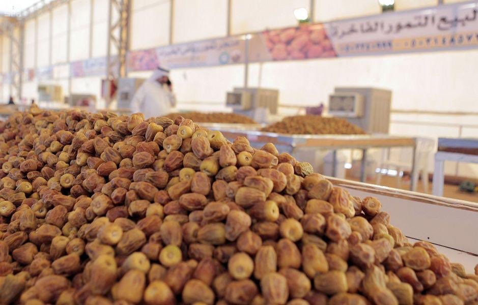 rkdates's tweet photo. تعلن بلدية محافظة رياض الخبراء عن بدء الحجز لمواقع المزارعين الراغبين بالمشاركة بمهرجان تمور رياض الخبراء بعرض تمورهم في مقر سوق التمور ويمكنكم المراجعة في موقع السوق (خيمة التمور)
يوم الاثنين 6-12-1441 بعد صلاة العصر 
لتحديد المواقع علماً أن البيع في الموقع سيبدأ يوم 13-12-1441 https://t.co/UW3JeAyZHB