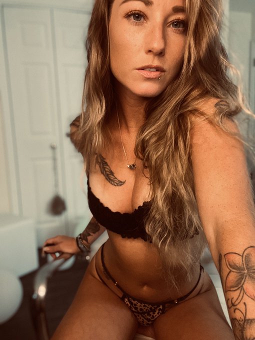 https://t.co/fyRZ8uZuL6  Online for a little! https://t.co/fgfD3dflf5
