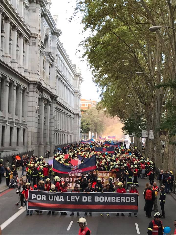 BomberosCUBP's tweet photo. Comunicado: Exposición de motivos y apoyo sindical y profesional. 
Os trasladamos el documento para los políticos, rubricado por las organizaciones sindicales y plataformas profesionales, que apoyan este movimiento profesional. Gracias a todos. https://t.co/hRAAcnkMvn https://t.co/KAKdgjkIPA