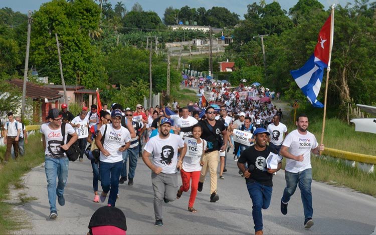 yudi_mercedes's tweet photo. #Los jóvenes Villaclareños seguiran marchando para que en Cuba Socialista siempre #Viva el 26 julio. https://t.co/g2N0laUar9