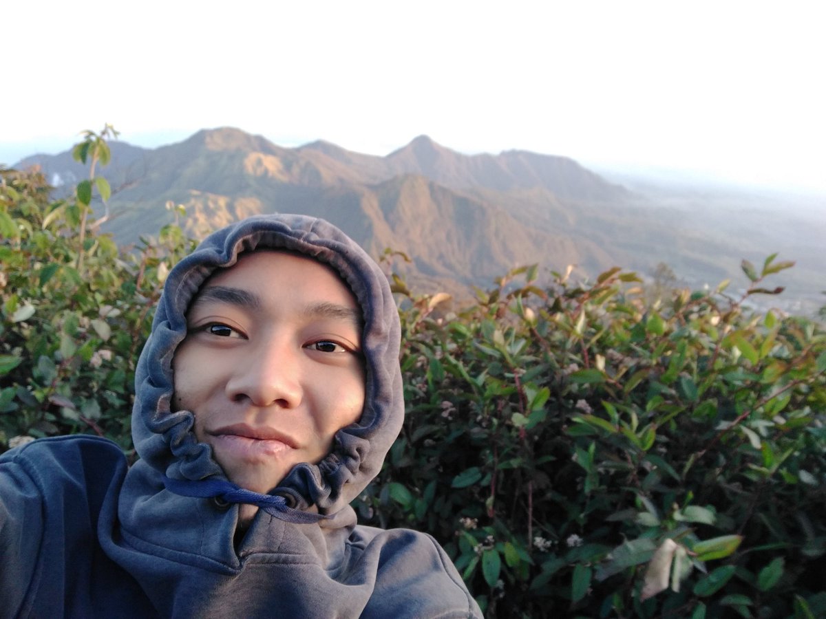 smomepe1928's tweet photo. Ngecamp di pos 4 bener² nguji nyali 😂 tp seru view nya. #lawu https://t.co/8OVoPz5STj