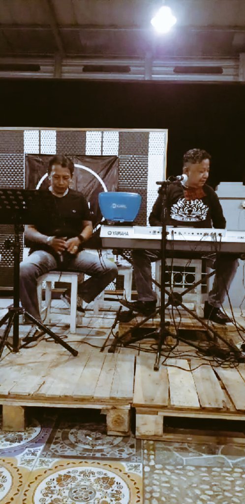 DpcSlawi's tweet photo. Pentas malam minggu di nyongnkopi ... @umiazizah60 @SabilillahArdie @mulyonojoko63 @HumasTegalkab @kominfokabtegal https://t.co/kiI66BsSX4