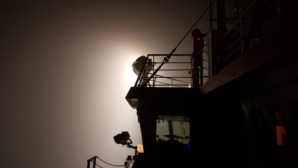 Meteor_M164's tweet photo. The fog, a frequent visitor, that requires concentration and a keen eye when recovering the PIES at night. Fortunately, the PIES have a flash lamp and a radio transmitter, which makes it easier to locate the PIES at the surface.
📷️ D. Kieke
#RVMeteor #M164 #oceanography https://t.co/fSJYPqHMiY