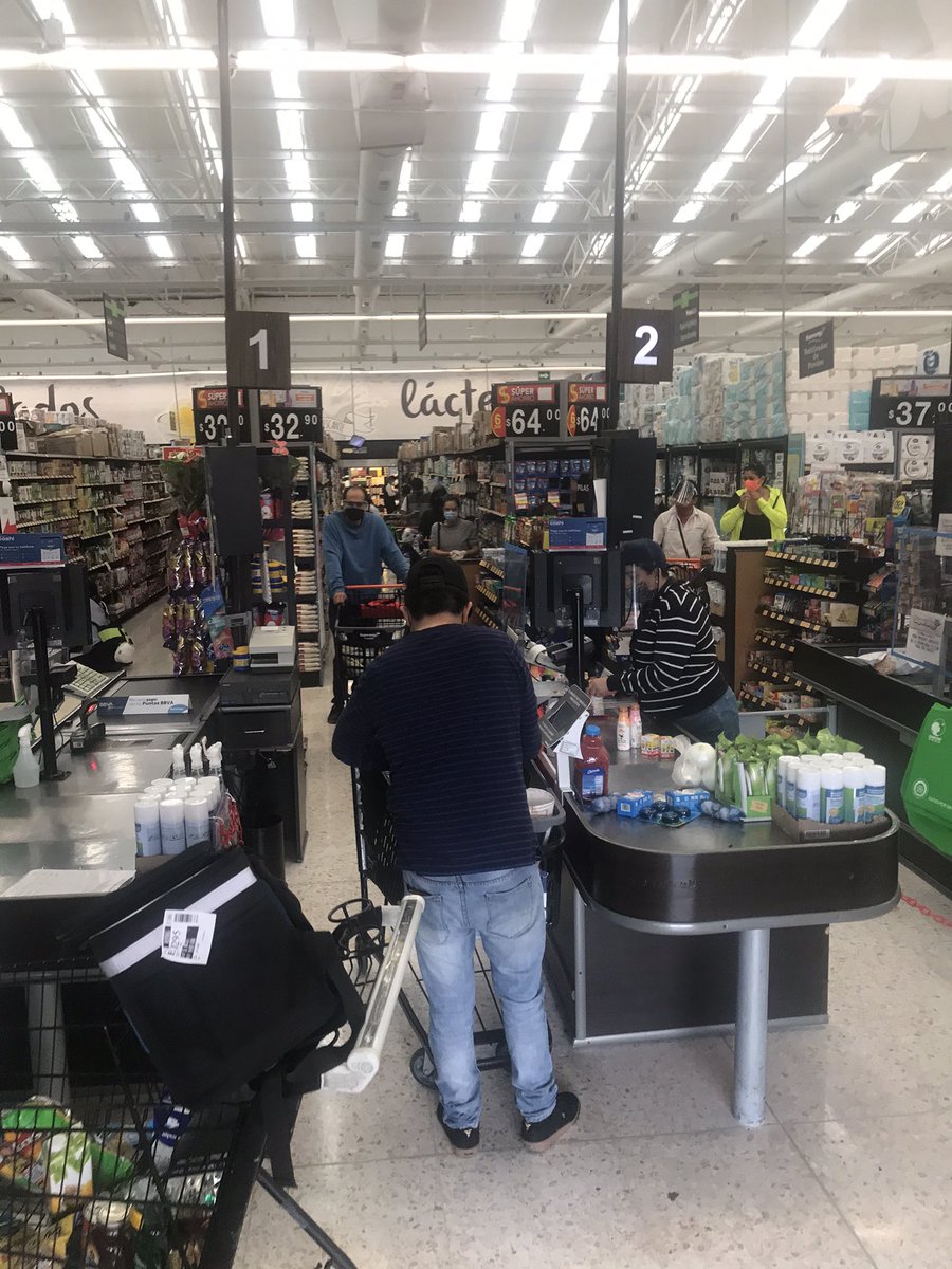 AlbertoDeAvila's tweet photo. Así, o más inútiles en @SuperamaMx Narvarte, con pasillos atiborrados porque sólo hay dos cajas abiertas para pagar. Si se trataba de evitar aglomeraciones, o no? https://t.co/JM3jvgvQgj