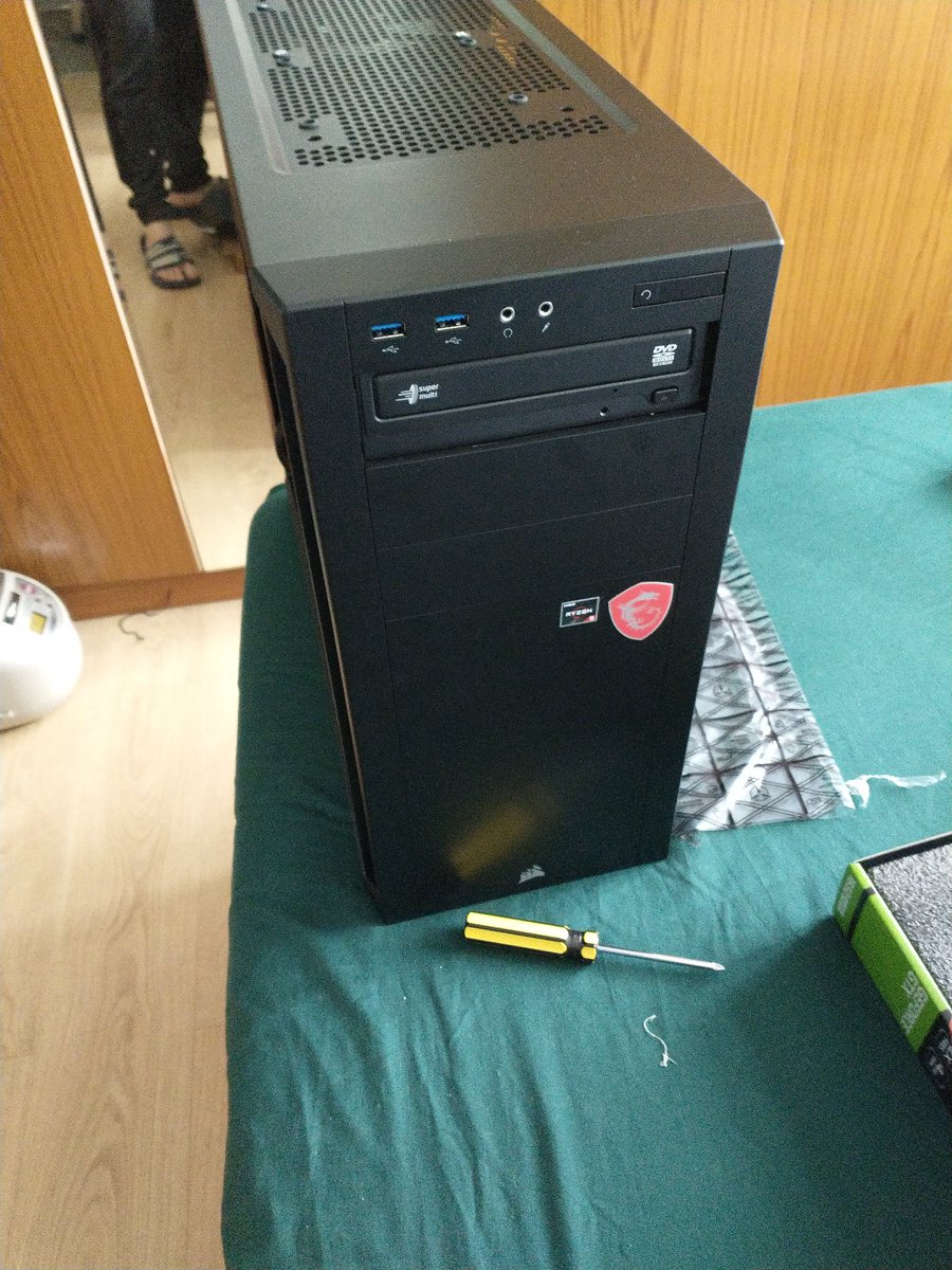 sean271289's tweet photo. Build my first pc today #corsair #amdryzen53600 #gigabyte1650super #msix570 https://t.co/dErXPbVUYT