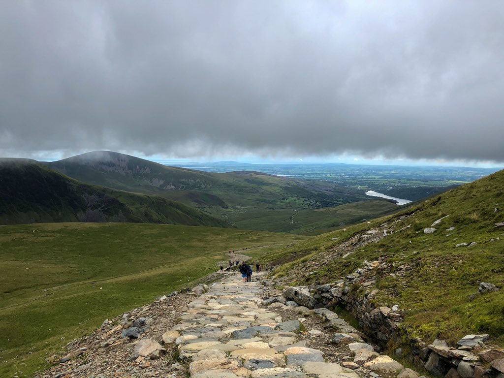 manigarmor's tweet photo. 11km, almost 900m of elevation, hiking in Llanberis, Snowdonia, Wales with the fog and these views, just 🥰
#hiking #weekend #wales #fog #gales #senderismo #findesemana #niebla #snowdonia #llanberis https://t.co/12GbNMP95e