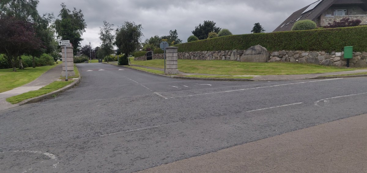 Unfortunately, this great design is limited to a few roads. There are no cycle paths connecting to the town centre. Newer roads have been designed with unusable cycling infrastructure and hostile junctions. The first two photos below are right at the entrance to a school. 6/n