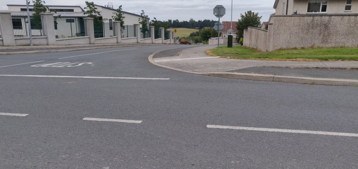 Unfortunately, this great design is limited to a few roads. There are no cycle paths connecting to the town centre. Newer roads have been designed with unusable cycling infrastructure and hostile junctions. The first two photos below are right at the entrance to a school. 6/n