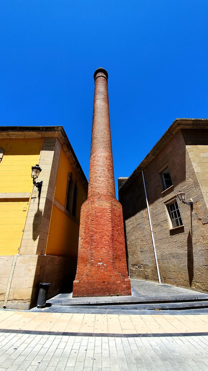 Eduard_Lpz's tweet photo. #Chimenea de la antigua #tabacalera situada en el antiguo #ConventodelaMerced, entre los edificios del #Parlamento y de la Sala de exposiciones Amós Salvador de #Logroño. El edificio fue tabacalera entre 1890 y 1978 y desde 1988 Parlamento de #LaRioja. #callemayor #calleportales https://t.co/T3hL4r3Wmv